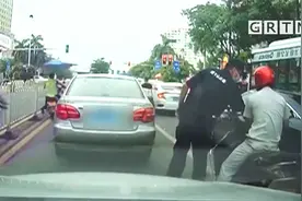 广州：“摩的”为避执法险撞护栏 乘客被迫“跳车”画面惊险