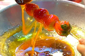 草莓别直接吃了，实拍韩国冰糖葫芦“花样”做法，老人孩子都爱吃视频封面