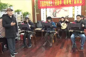 陈晓东在万振黄梅剧社练唱黄梅戏(镜中人你是谁)