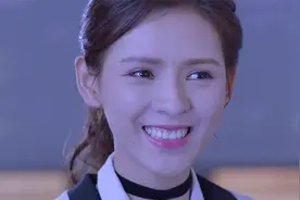 被坏人用枪指着，小伙一招轻松自救