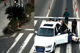 女子骑车带娃被压车底，路人放下自己孩子飞奔，和群众合力营救视频封面