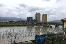 云南瑞丽实拍：中缅边境有志愿者巡逻，瑞丽临街商铺多数已关门视频封面