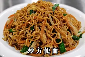大厨教你炒方便面最好吃做法，记住一招，不粘不坨又筋道，太棒了