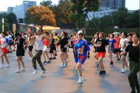 成都万达网红广场舞也挺劲爆，也快和蹦迪一样了视频封面