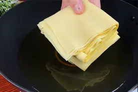 万万没想到，把豆腐皮放进滚烫的油锅中，出锅瞬间变美食，真解馋视频封面