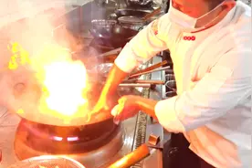 中国大厨炒菜就是快，手起锅落经典老菜过油肉，1分36秒完美出锅