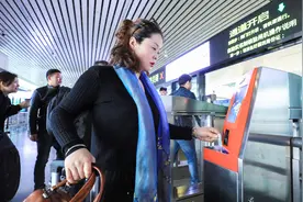 杭州火车东站实现“刷脸”进站 以后赶高铁不会输在排队上了视频封面