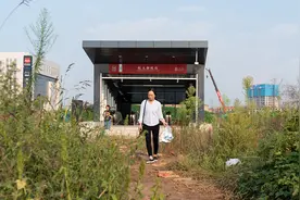 开通近一年，西安地铁4号线航天新城站外仍一片泥泞，如荒郊野外视频封面