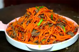 炒胡萝卜牛肉时，切记不要直接下锅炒，多加一步，口感更鲜更入味