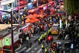 首尔踩踏事故遇难者上升至154，亲历者讲述当时痛心场面视频封面