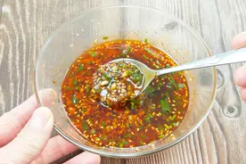 “万能的调料汁”，教你最正宗的做法，拌啥都好吃，味道真的绝了视频封面