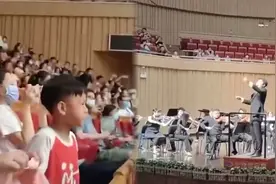 名场面！音乐会交响乐团演奏《孤勇者》，台下小朋友自发合唱炸场视频封面