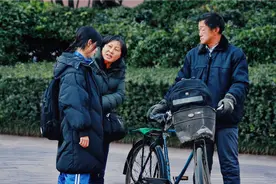 社会实验：女儿嫌弃骑自行车的父亲丢人，路人：别人只会笑话你视频封面
