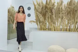 秋日百搭藕粉色上衣，搭半身裙温柔可人，搭短裤清新甜美！视频封面