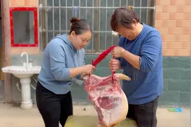 婆婆买30多斤猪屁股，给妞妞做小酥肉汤，被婆婆疼爱的感觉真好