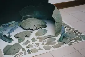 银行处理仓库废品时，发现一堆古董碎片，专家看后惊住了！视频封面