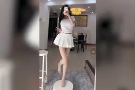 白丝配白丝超短裙，这样穿着让人很有欲望视频封面