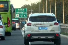 小伙“量身定制”特殊牌号上路，为逃避违法处罚结果面临拘留视频封面