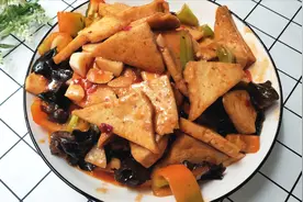 小井今日分享一道特别下饭菜—家常豆腐，搭配木耳、辣椒一起炒。