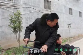 龙龙爸骑三轮带受伤龙龙回家，龙龙爸真疼儿，骑车都不敢骑快视频封面