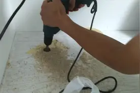看我是如何给桌子开孔的，超级简单，适用，学会能省不少钱视频封面