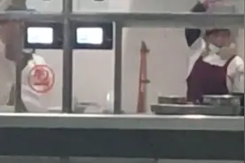 四川一高校食堂阿姨闲暇时工作间忘我热舞，学生：青春活力的感觉视频封面