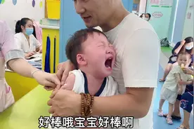双胞胎打预防针，夫妻一人抱一个，说好不哭，结果夫妻累出一身汗视频封面
