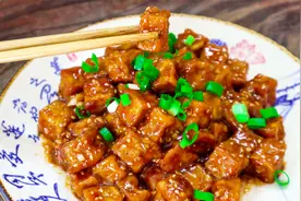豆腐别再煎着吃了，试试这种新做法，酸甜酥脆，端上桌大家抢着吃视频封面
