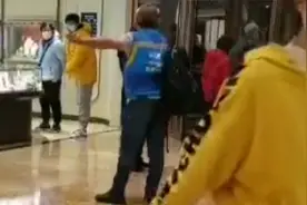 “让我脱衣服干嘛”上海一闪送员商场购物被要求脱制服，商场回应视频封面