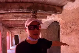 骑行非洲217:美国前总统奥巴马参观过这个当年关押黑人奴隶的地方视频封面