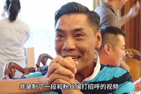 54岁屠洪刚罕露面，头发花白鼻子疤痕抢镜，衣领凌乱显随意视频封面