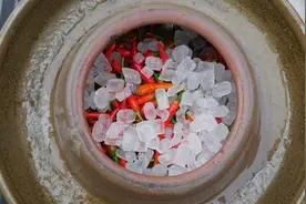 婆婆辛苦种的朝天椒，媳妇摘回去偷偷做一坛泡椒，这做法简单粗暴视频封面