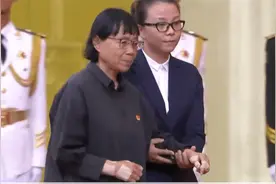 张桂梅获授“七一勋章”，颤颤巍巍被人扶上台，手部特写令人心疼