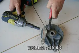 电动车刹车卡死不复位怎么维修？教你一招，在家用自来水就能修好视频封面