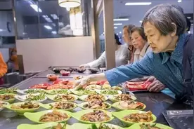 老年人好消息！政府为老人专门开设“长者饭堂”，吃饭就能省钱！视频封面