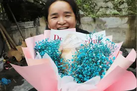 农村大姐520第一次收到礼物，激动得把礼物全吃了，嘴角笑到眼线视频封面