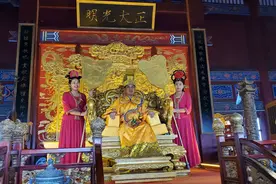 开封清明上河园1000000建的皇帝宝座，游客拍照这价格贵不贵？视频封面