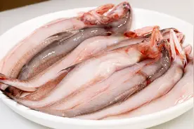 不用油炸的椒盐虾潺做法，出锅的虾潺肉外酥里嫩，很适合在家里做
