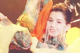 陈赫旗下新疆美女，主持跨年晚会，网友：像个机器人！视频封面