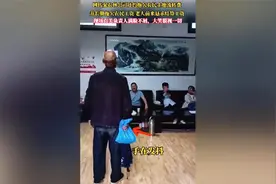 老人讨要被拖欠的工资紧张到手发抖，公司负责人满脸不屑哈哈大笑视频封面
