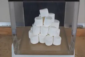 将棉花糖放在真空中，有趣的现象发生了，这是怎么回事？视频封面