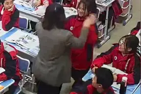 女生课堂上睡觉被发现，老师反而上前为她揉肩 随后举动暖化网友视频封面