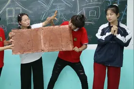 短剧：用4根直线连9个圆点，成功奖超大辣条，没想女学霸轻松答出视频封面