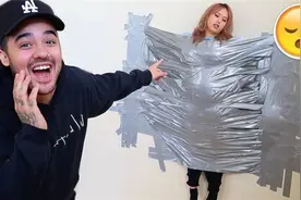 老外尝试作死实验，把女友贴在墙上用胶带捆绑，简直无求生欲！视频封面