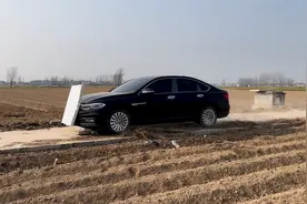 测试朗逸Plus自动刹车系统，找个人站前面直接撞，结果令人震惊视频封面