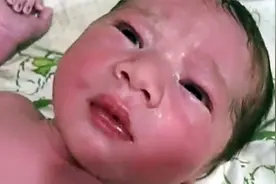 刚出生的小婴儿，为看妈妈一眼努力睁开眼睛，小模样太可爱！视频封面