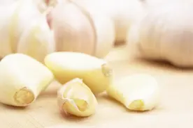 今天才知道，大蒜泡在水里有这神奇作用，试过的都说好，太厉害了