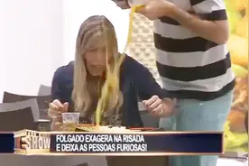 巴西恶搞 看手机太投入 一杯饮料撒到他人头上 哈哈视频封面