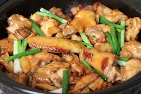 广东啫啫鸡煲的做法，肉质鲜嫩美味够镬气，比在饭店吃的还香视频封面