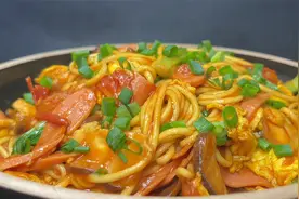 老师傅每天卖200多份的西红柿鸡蛋炒面，步骤详细，入味筋道爽滑视频封面